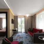 Amsterdam Plaza &