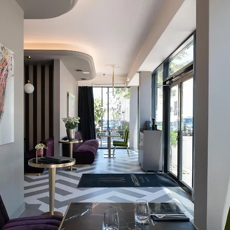 Amsterdam Plaza & 5*