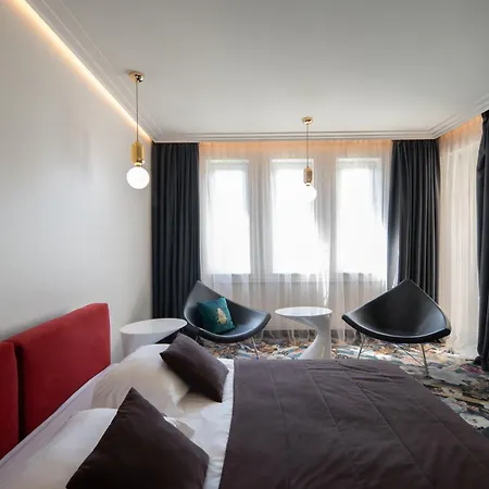Amsterdam Plaza & 5*