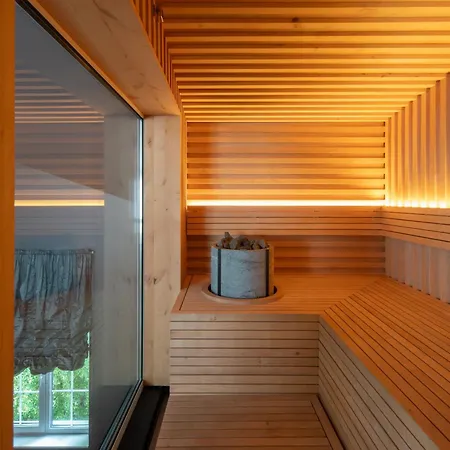 Amsterdam Plaza & Hotel