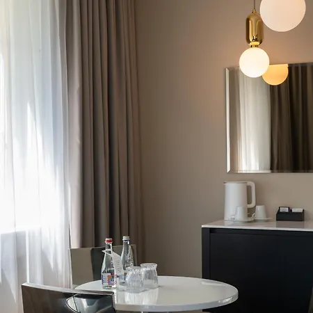 Amsterdam Plaza & Hotel 5*