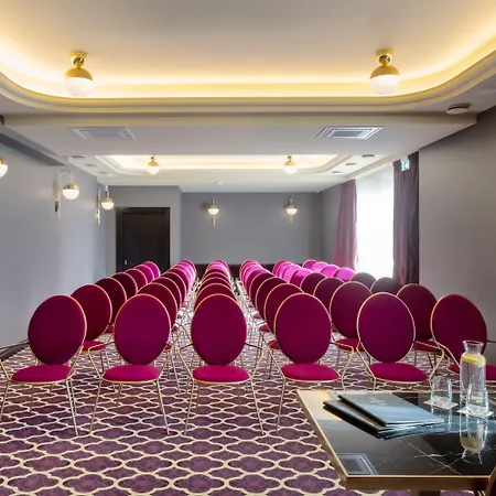 Amsterdam Plaza & Hotel 5*