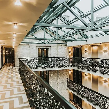 Amsterdam Plaza & Готель 5*