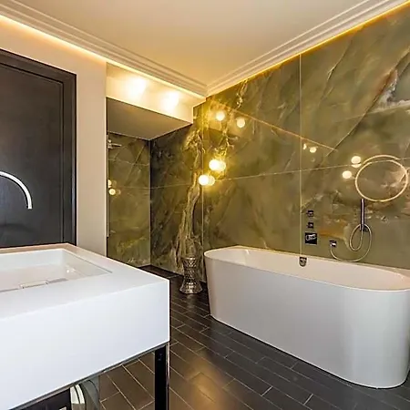 Amsterdam Plaza & 5*