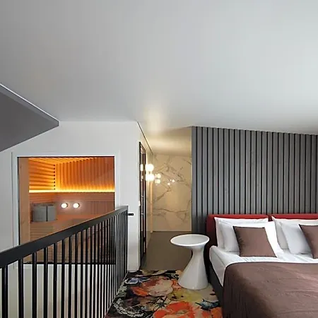 Amsterdam Plaza & 5*