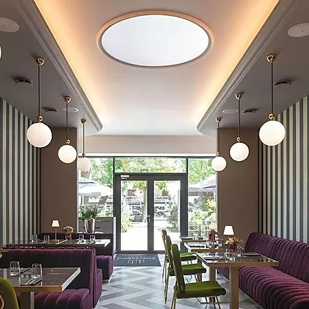 Amsterdam Plaza & 5*