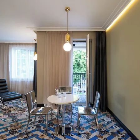 Amsterdam Plaza & Hotel 5*