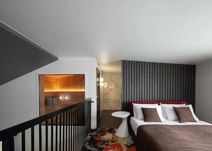 Amsterdam Plaza & Hotel