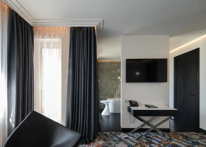 Amsterdam Plaza & Отель 5*