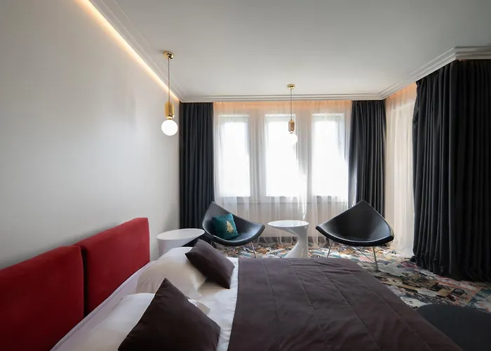 Amsterdam Plaza & 5*