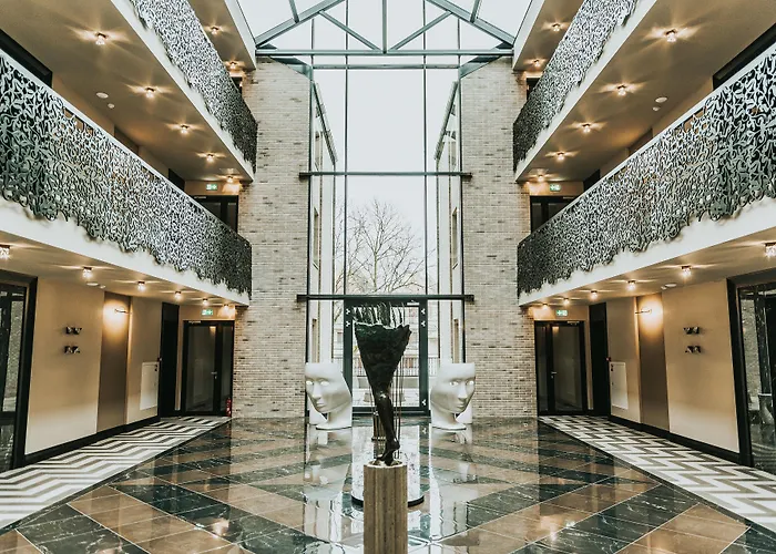 Amsterdam Plaza & بالانغا