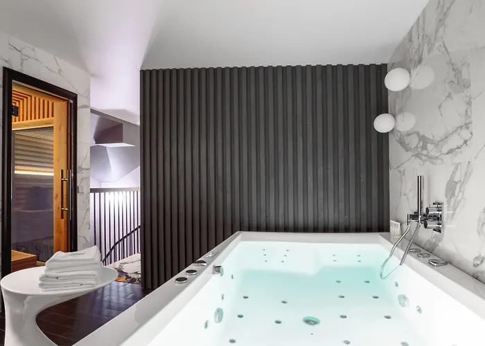 Amsterdam Plaza & Hotel