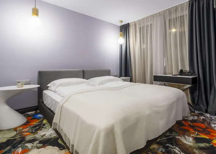 Amsterdam Plaza & 5*