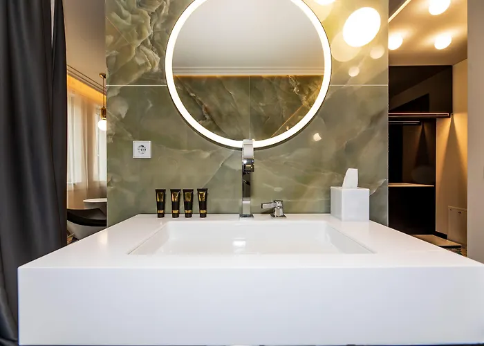 Amsterdam Plaza & Отель