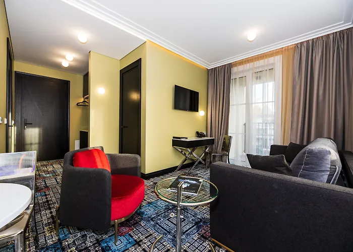 Amsterdam Plaza & 5*